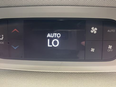 Used 2024 Chrysler Pacifica Touring-L FWD image 34
