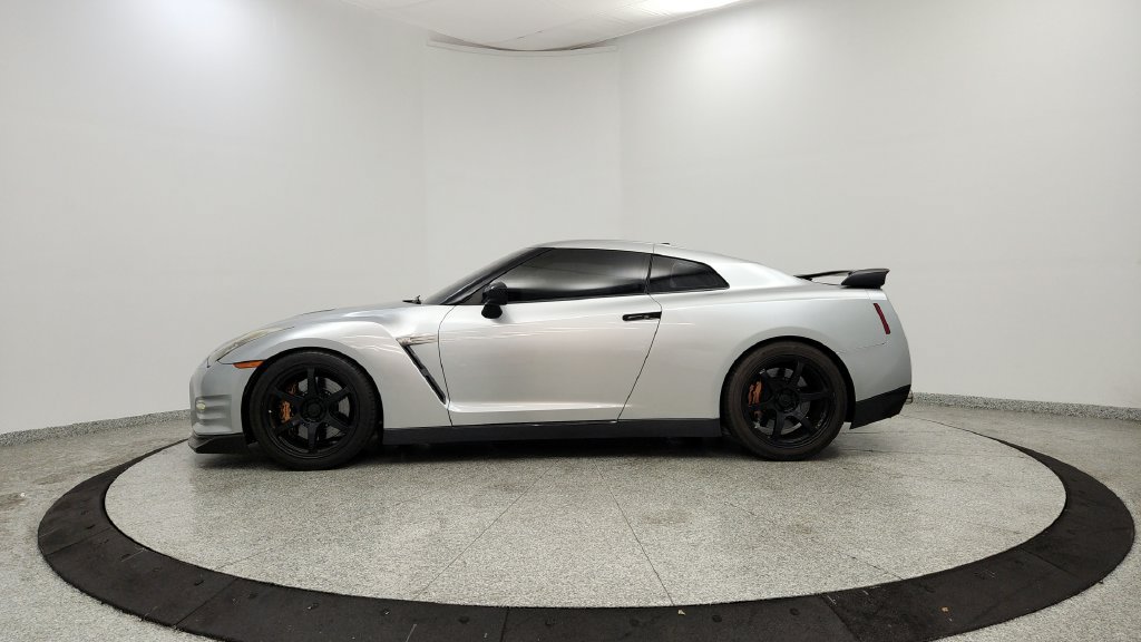 Used 2010 Nissan GT-R Premium AWD/4WD image 2