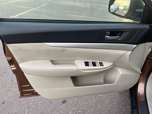 Used 2011 Subaru Outback 2.5i Premium w/ All-Weather Pkg image 9