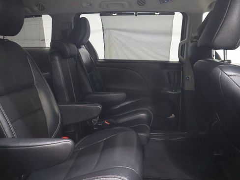 Used 2018 Toyota Sienna SE image 12