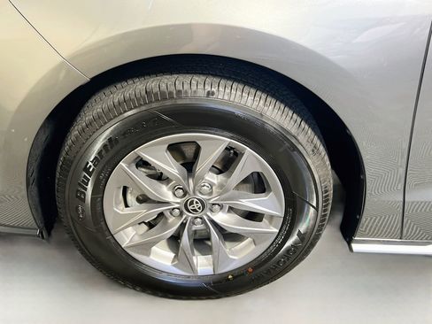 Used 2026 Toyota Sienna LE FWD image 13