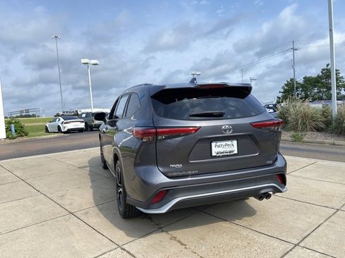 Used 2021 Toyota Highlander XSE FWD image 11