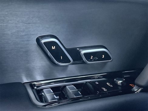 Used 2025 Land Rover Range Rover Sport image 20