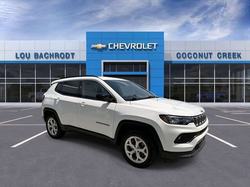 Used 2024 Jeep Compass Latitude AWD/4WD image 2