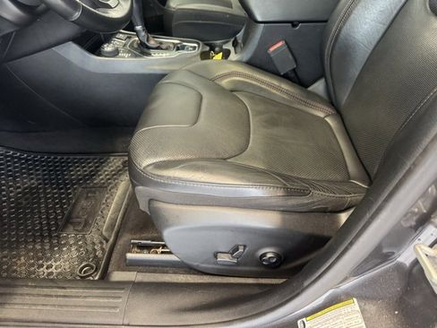 Used 2019 Jeep Cherokee Trailhawk image 8