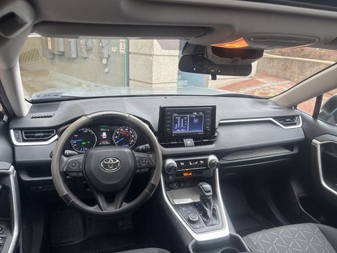 Used 2020 Toyota RAV4 XLE image 8