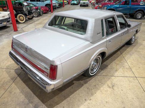 Used 1988 Lincoln Town Car Signature RWD image 17