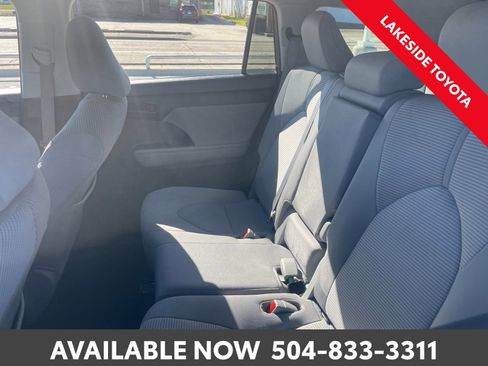 Used 2023 Toyota Highlander L image 21