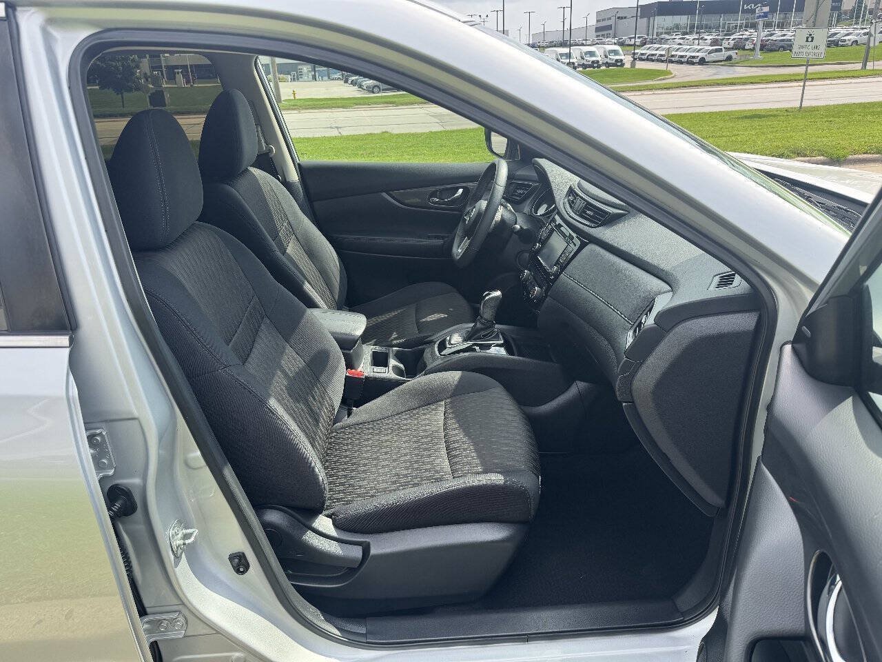 Used 2017 Nissan Rogue SV AWD/4WD image 14