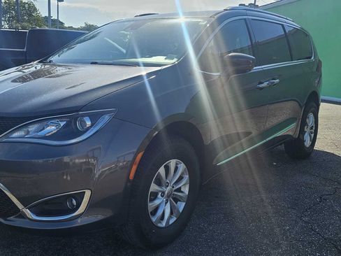Used 2018 Chrysler Pacifica Touring-L w/ Advanced Safetytec Group FWD image 1