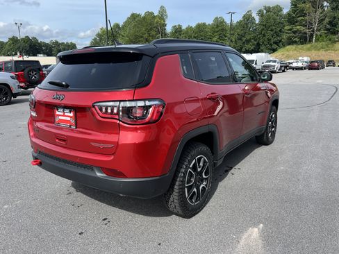Used 2026 Jeep Compass Trailhawk w/ Sun, Sound & Navigation Group AWD/4WD image 3