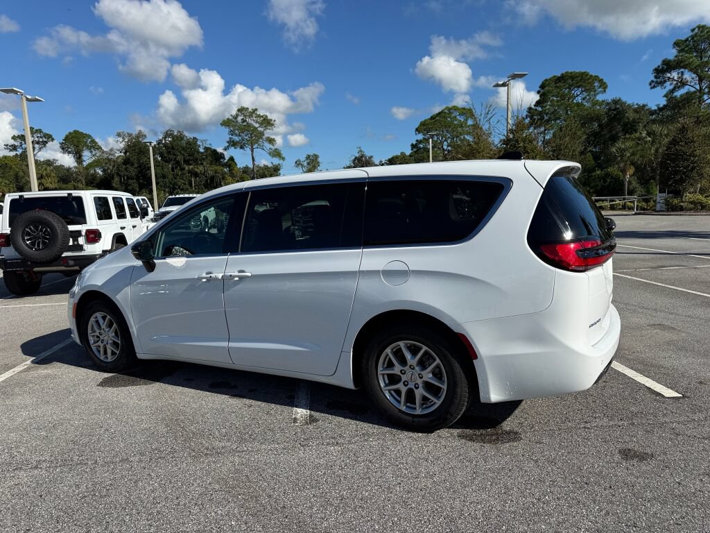 Used 2024 Chrysler Pacifica Touring-L FWD image 5