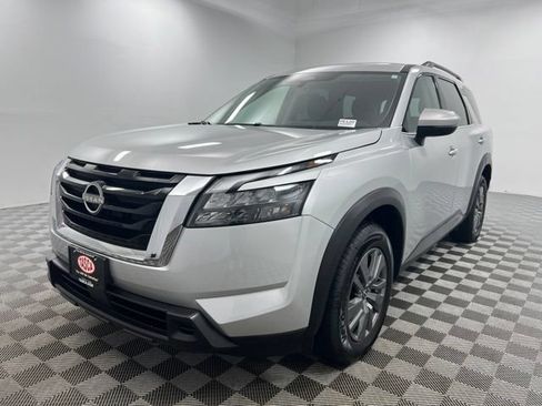 Used 2025 Nissan Pathfinder SV AWD/4WD image 2