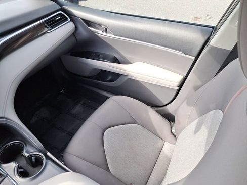 Used 2018 Toyota Camry LE image 11