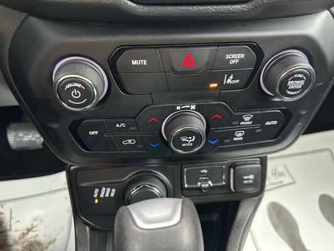 Used 2022 Jeep Renegade Latitude w/ Convenience Group image 16