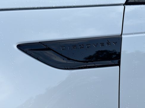 Used 2025 Land Rover Discovery Dynamic SE AWD/4WD image 11