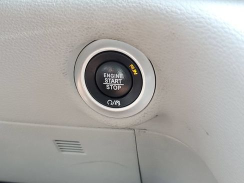 Used 2024 Chrysler Pacifica Limited FWD image 24