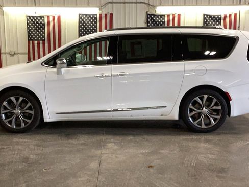 Used 2017 Chrysler Pacifica Limited image 3