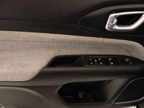 Used 2023 Jeep Compass Sport image 13