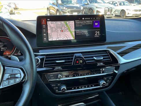 Used 2022 BMW 530i xDrive w/ Premium Package image 9