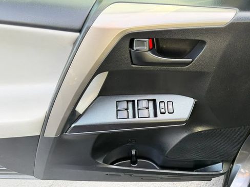 Used 2018 Toyota RAV4 LE AWD/4WD image 13