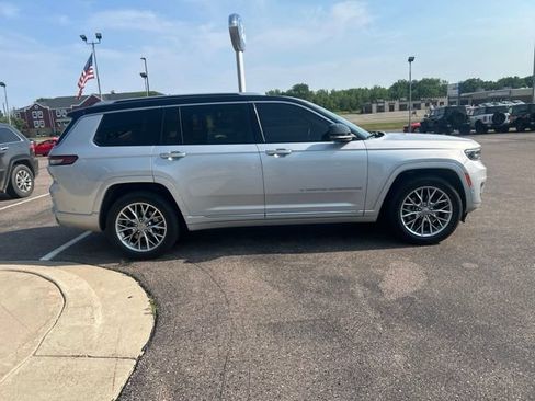 Used 2022 Jeep Grand Cherokee L Summit w/ Advanced Protech Group IV AWD/4WD image 4