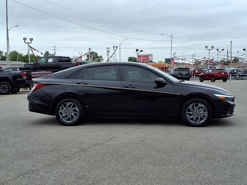 Used 2025 Hyundai Elantra Hybrid FWD image 2