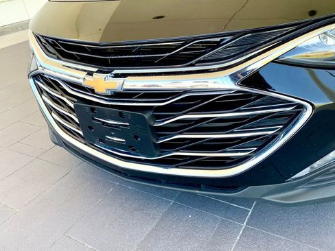 Used 2025 Chevrolet Malibu LT FWD image 2