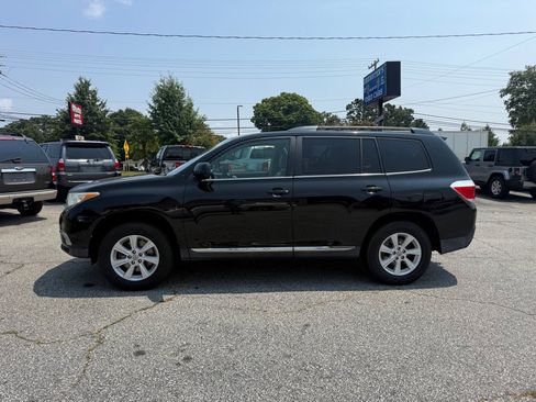 Used 2011 Toyota Highlander SE w/ Tow Pkg AWD/4WD image 4