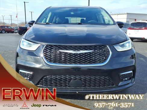 Certified 2024 Chrysler Pacifica Touring-L image 2