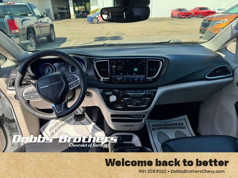 Used 2023 Chrysler Pacifica Touring-L FWD image 11