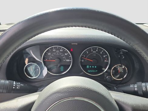 Used 2016 Jeep Wrangler Unlimited Sahara w/ Connectivity Group AWD/4WD image 10