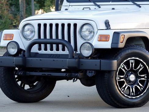 Used 2006 Jeep Wrangler Unlimited w/ Premium Audio Group image 20