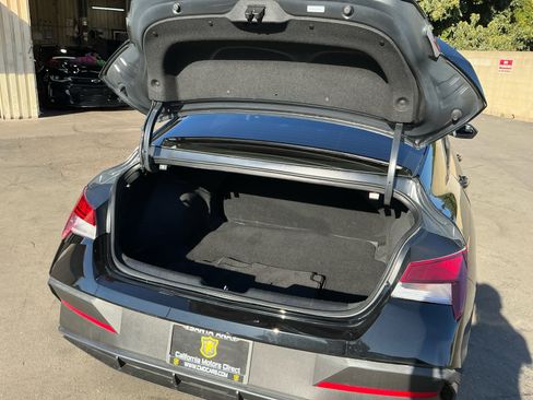 Used 2025 Hyundai Elantra Blue image 26