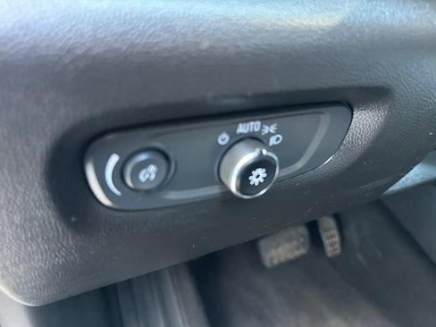 Used 2023 Chevrolet Traverse LT FWD image 21