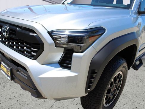Used 2025 Toyota Tacoma TRD Off-Road AWD/4WD image 10