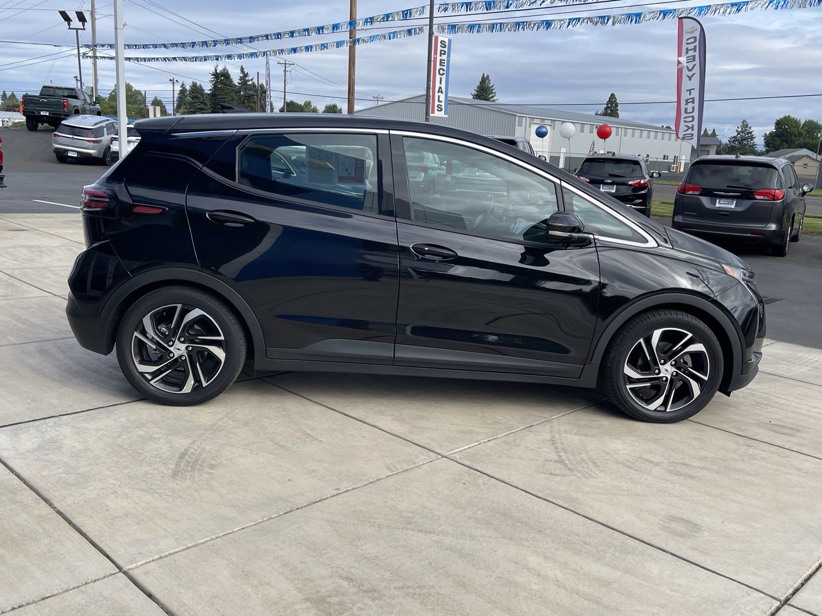 Used 2023 Chevrolet Bolt LT w/ Infotainment Package FWD image 6