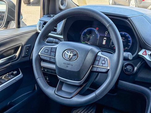 Used 2025 Toyota Sienna Limited AWD/4WD image 18