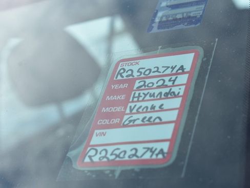 Used 2024 Hyundai Venue SEL image 37