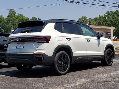 New 2025 Volkswagen Taos SE image 3