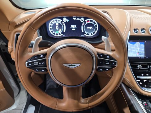 Used 2022 Aston Martin DBX image 11