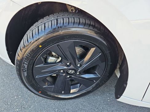 Used 2023 Hyundai Elantra SEL image 28