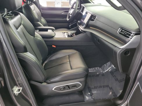 Used 2025 Jeep Wagoneer 4WD image 14