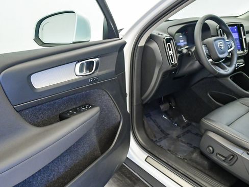 Certified 2025 Volvo XC40 B5 Core w/ Protection Package Premier image 21