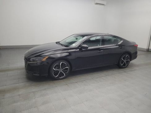Used 2024 Nissan Altima 2.5 SR FWD image 2