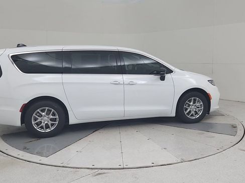 New 2026 Chrysler Pacifica Select image 16