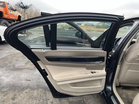 Used 2010 BMW 750i xDrive image 16