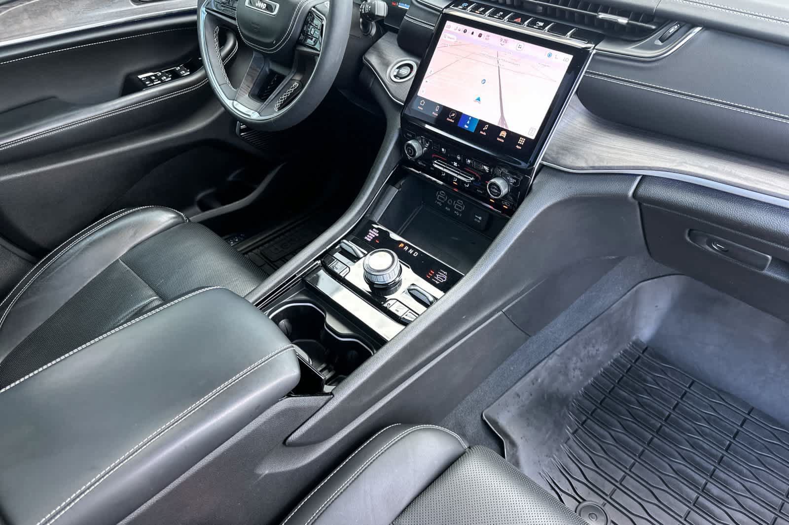 Used 2022 Jeep Grand Cherokee Overland w/ Luxury Tech Group IV AWD/4WD image 17