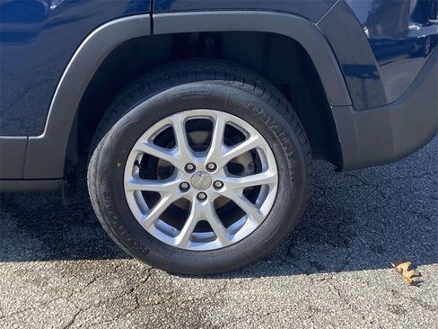 Used 2018 Jeep Cherokee Latitude Plus w/ Comfort/Convenience Group image 8