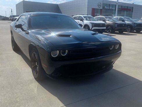 Used 2018 Dodge Challenger SXT RWD image 3